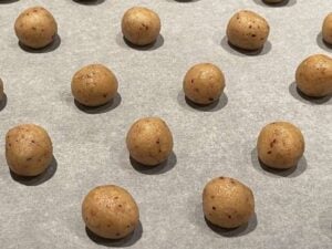 baci di dama vegani crudi su teglia