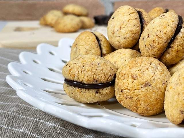 baci di dama vegani serviti su piatto