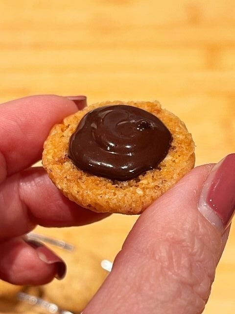 assemblaggio baci di dama vegani con cioccolato