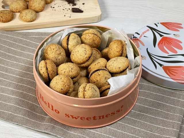 baci di dama vegani nella scatola di latta da regalare