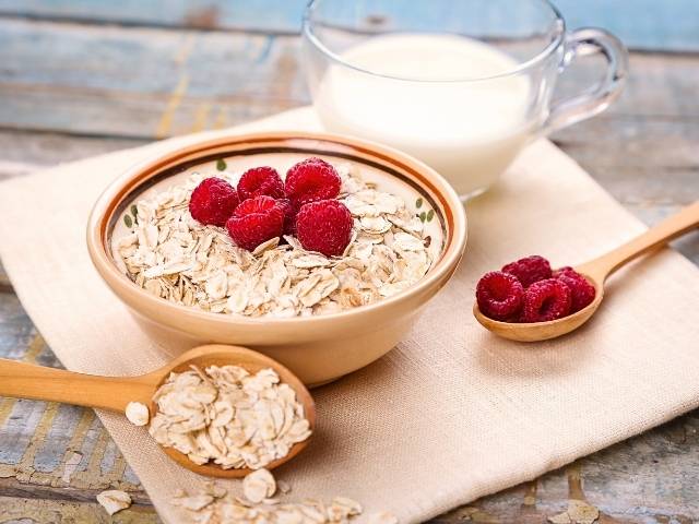 Colazione energetica con fiocchi di avena e frutta fresca