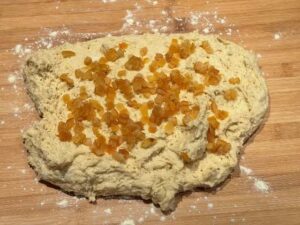aggiunta dei canditi nell'impasto della colomba senza glutine