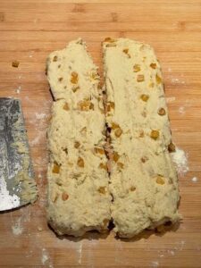 impasto della colomba senza glutine diviso in due da mettere nello stampo