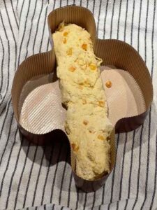 impasto della colomba senza glutine nello stampo di carta