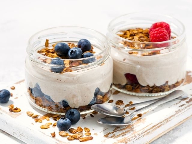 Colazione sana con fiocchi di avena yogurt e frutta