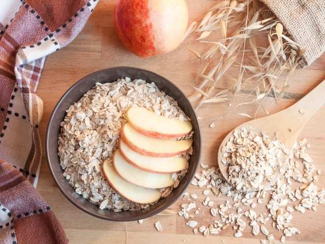 Fiocchi di avena per colazione nutriente con frutta fresca