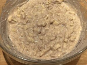 impasto muffin vegani alle mele pronto per la cottura