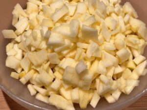 mele tagliate a cubetti per muffin vegani