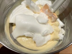 aggiunta degli albumi montati all'impasto della torta ai mirtilli e ricotta