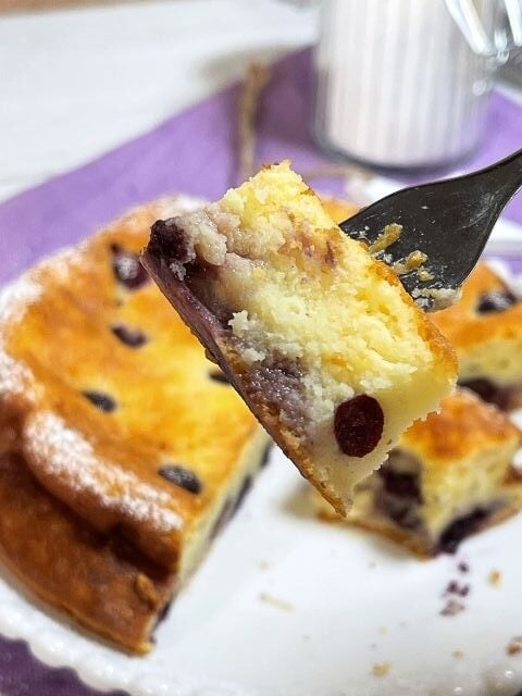interno della torta mirtilli e ricotta umida e cremosa