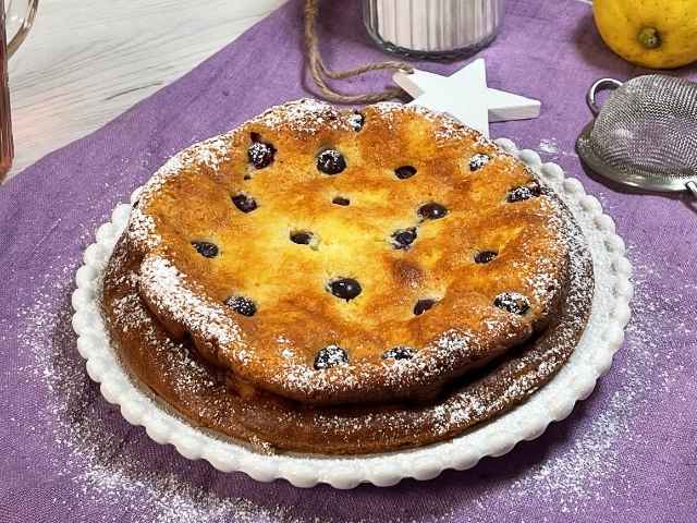 torta ai mirtilli e ricotta morbida e leggera spolverata con zucchero a velo
