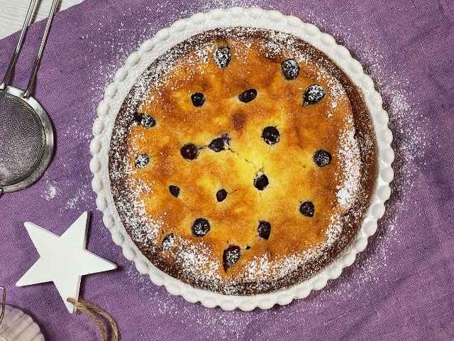 torta ai mirtilli e ricotta morbida e cremosa decorata con zucchero a velo