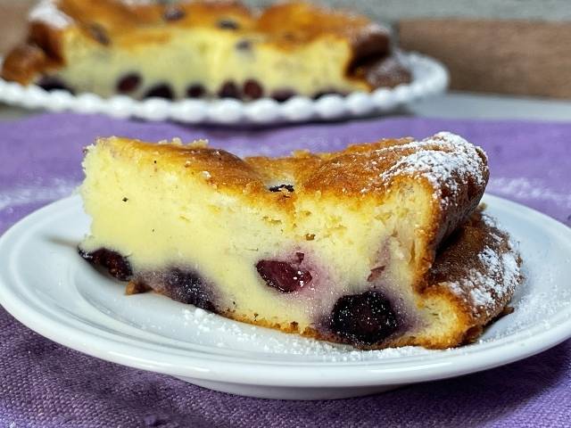 fetta di torta ai mirtilli e ricotta umida e cremosa