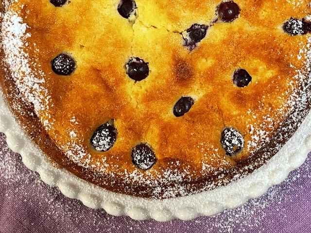 torta ai mirtilli e ricotta golosa e leggera pronta da servire