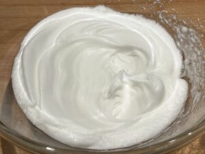 albumi montati a neve per l'impasto della torta ai mirtilli e ricotta