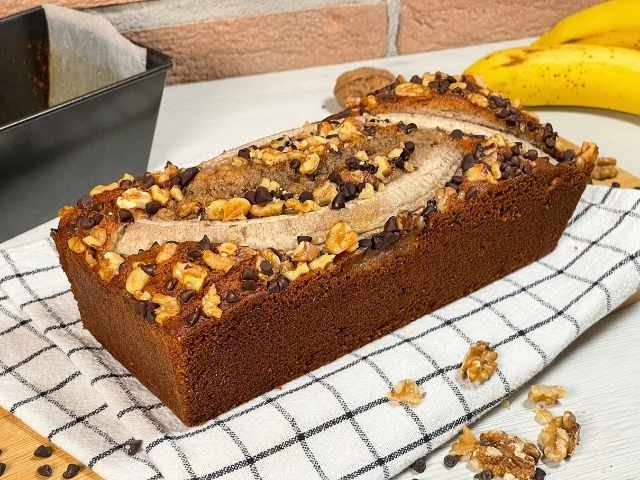 banana bread senza glutine pronto da tagliare a fette