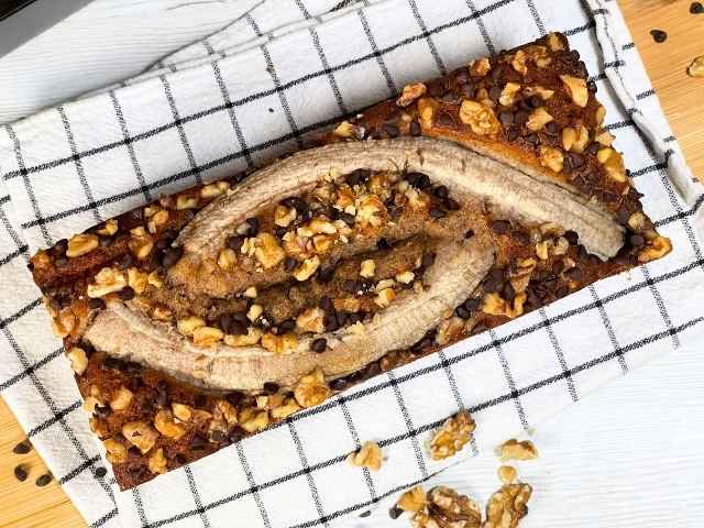 Banana bread senza glutine soffice con banana, noci e gocce di cioccolato in superficie