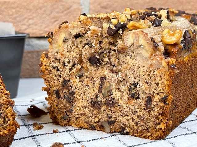 Banana bread senza glutine tagliato interno soffice