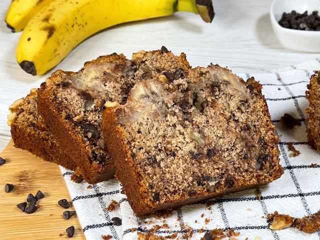 Fette di banana bread senza glutine per colazione