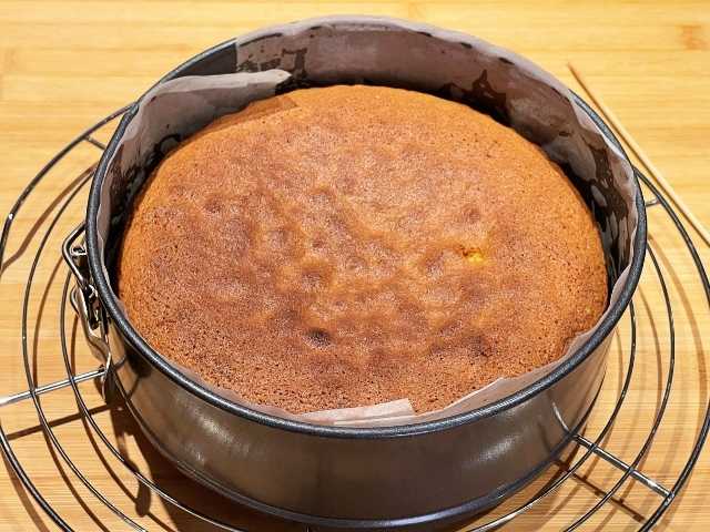torta di carote senza glutine sulla griglia di raffreddamento