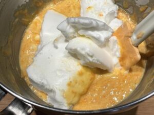 aggiunta albumi a neve nell'impasto della torta di carote