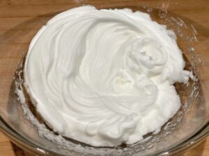 albumi montati a neve per la torta di carote senza glutine