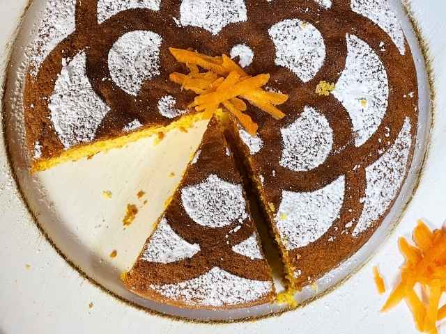 torta di carote senza glutine decorata con stencil