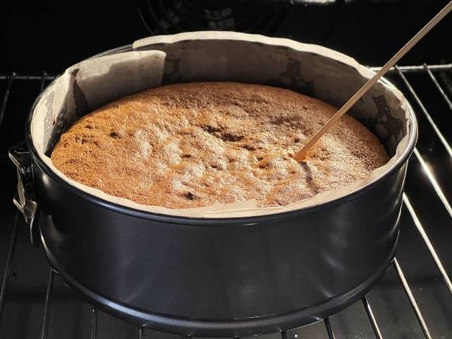 prova di cottura con lo stecchino della torta di carote senza glutine