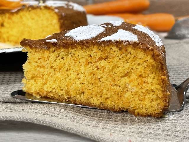fetta di torta di carote senza glutine morbida e umida