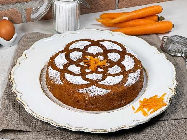 torta di carote senza glutine pronta da servire