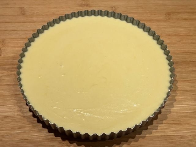 impasto della base crostata morbida nello stampo furbo