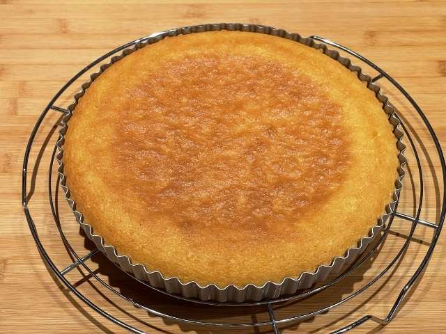 base per crostata morbida senza glutine appena sfornata