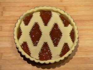 crostata di marmellata senza glutine con griglia decorativa cruda