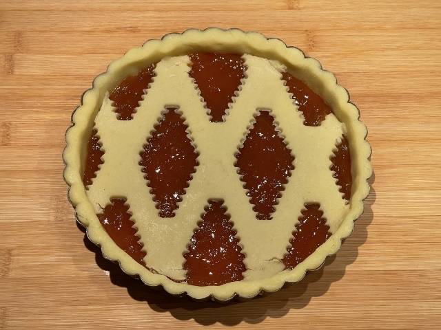 crostata di marmellata senza glutine con griglia decorativa cruda