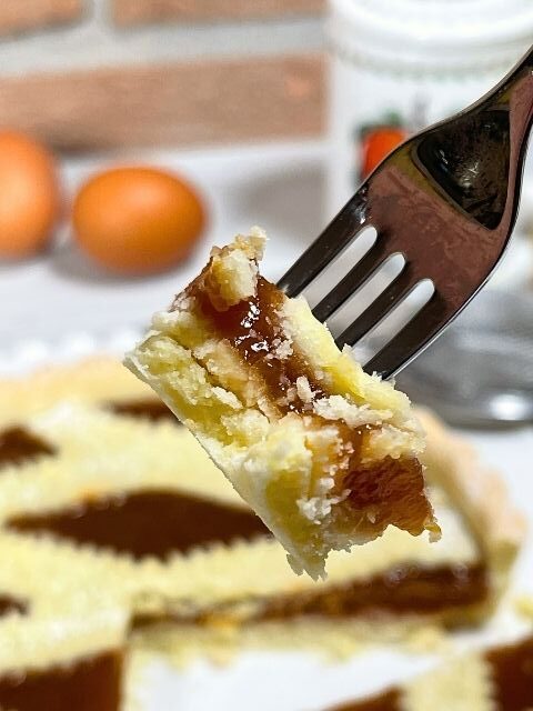 assaggio con forchetta della crostata di marmellata senza glutine