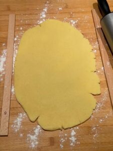 pasta frolla senza glutine stesa con spessori di 5 mm con mattarello