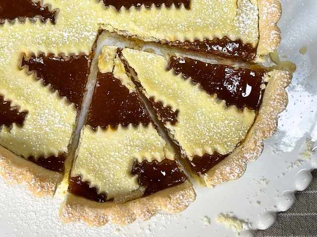 crostata di marmellata senza glutine vista dall’alto con griglia