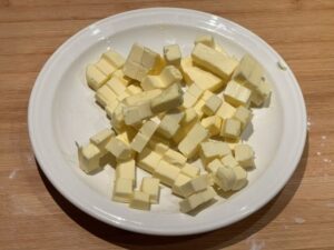 burro freddo a dadini per la frolla della crostata di marmellata senza glutine