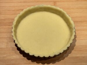 base crostata senza glutine nella tortiera