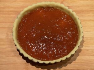 crostata senza glutine con marmellata stesa