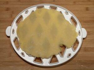 griglia per tagliare le losanghe della crostata di marmellata senza glutine