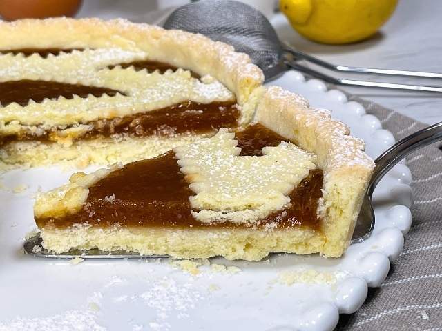 fetta di crostata di marmellata senza glutine friabile