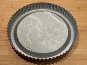 disco di carta forno nello stampo furbo
