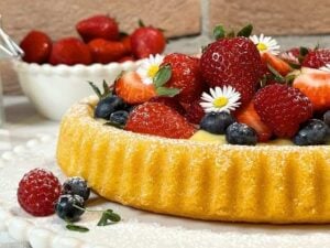 decorazione con fragole lamponi e mirtilli su crostata senza glutine