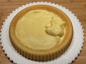 crema pasticcera sulla base della crostata morbida senza glutine
