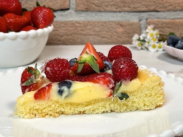 fetta di crostata morbida senza glutine con crema e frutta