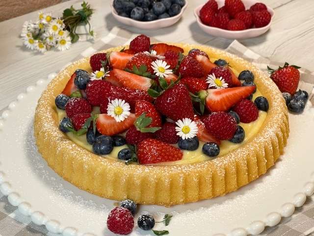 crostata morbida senza glutine alla frutta con crema pasticciera