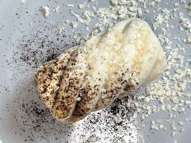 decorazione del semifreddo con polvere di liquirizia