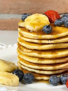 Sciroppo d’acero versato sui pancake senza glutine