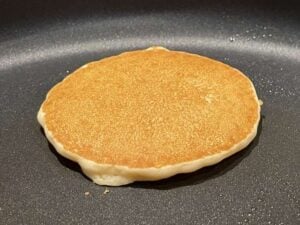 Pancake senza glutine dorato dopo essere stato girato